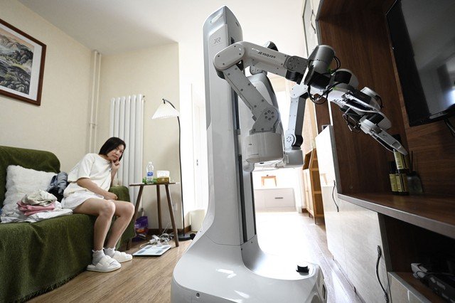 Robôs Transformam Lares Chineses: Do Lixo à Dobra de Roupas, Aprendendo com Cada Erro