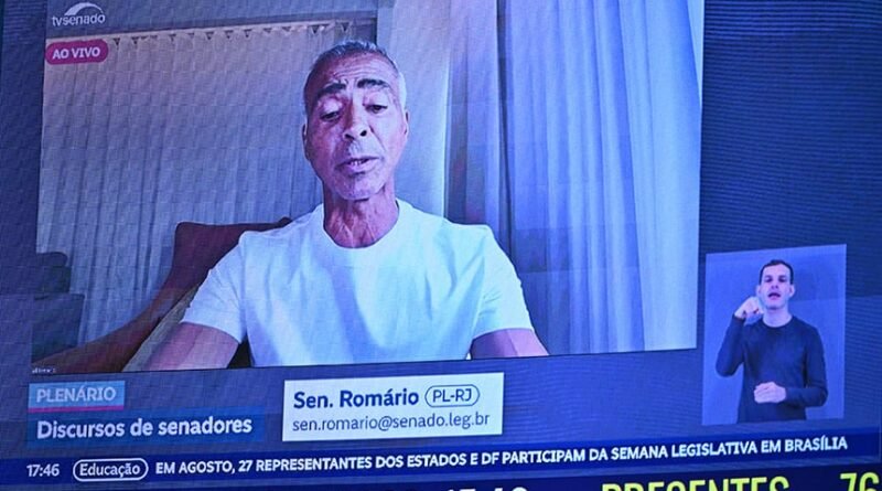 Romário anuncia devolução de salário após críticas por presença na Copa do Mundo