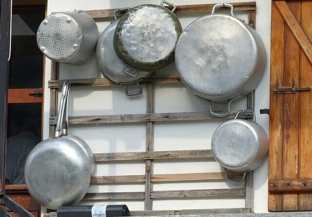 Técnica inovadora para limpar panelas e frigideiras queimadas com item básico da despensa