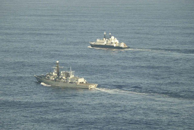 Tensão no Canal da Mancha: Navio de Guerra Russo Dispara Tiros de Advertência Contra Iate