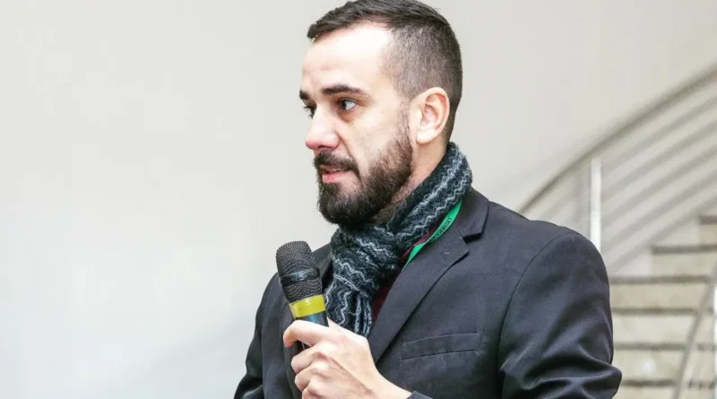 Tino Marcos lidera campanha polêmica que ultrapassa limites
