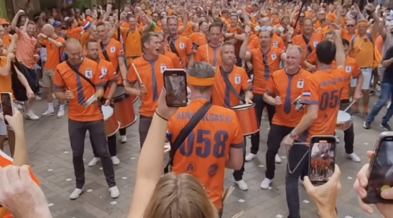 Torcedores da Holanda entoam "Magalenha" em evento nos Estados Unidos
