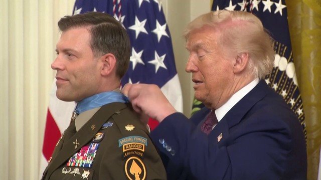 Trump em momento constrangedor ao entregar medalha a veterano de guerra