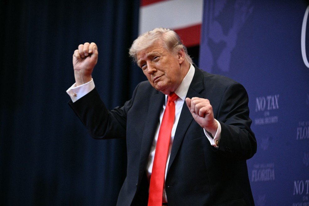 O presidente dos EUA, Donald Trump, faz sua dancinha característica após discursar sobre impostos e previdência social em The Villages, Flórida, em 1º de maio de 2026.