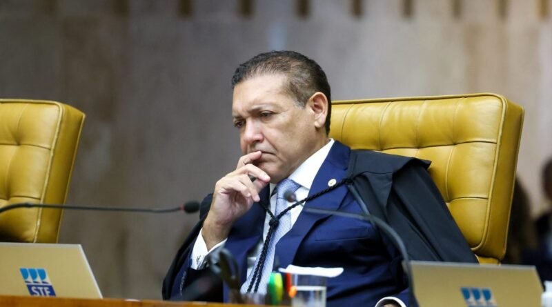 TSE adia julgamento de pesquisa que indicou queda de Flávio Bolsonaro
