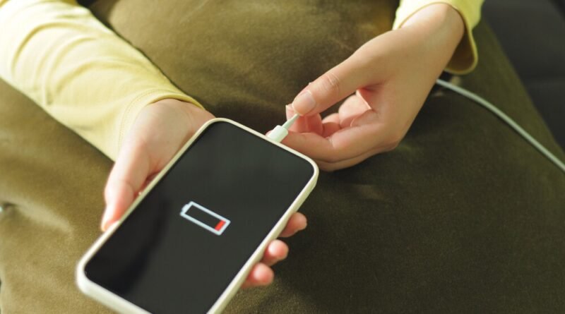 Uso de portas USB públicas pode expor celulares a invasões e clonagens por hackers