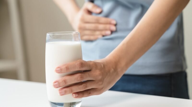 Adesivo inovador que libera lactase pela pele pode substituir pílulas, mas gera preocupações sobre efeitos na saúde