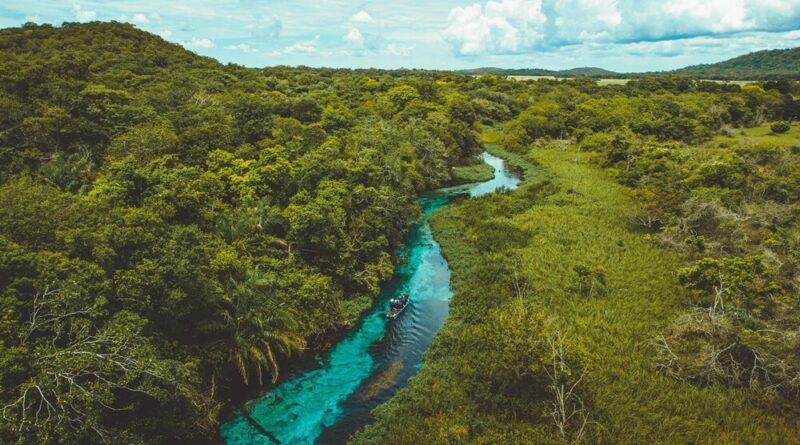 Água dos rios na Suíça é azul enquanto no Brasil é marrom; entenda os motivos por trás das cores