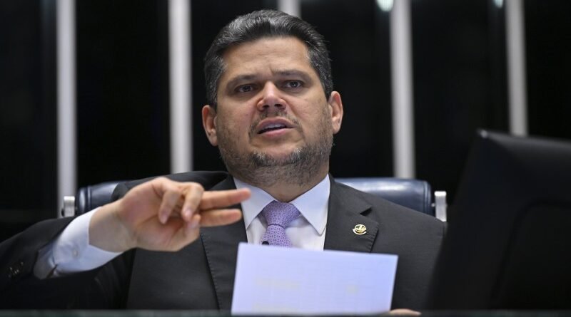 Alcolumbre rejeita ameaças após cobrança do PT sobre 6x1