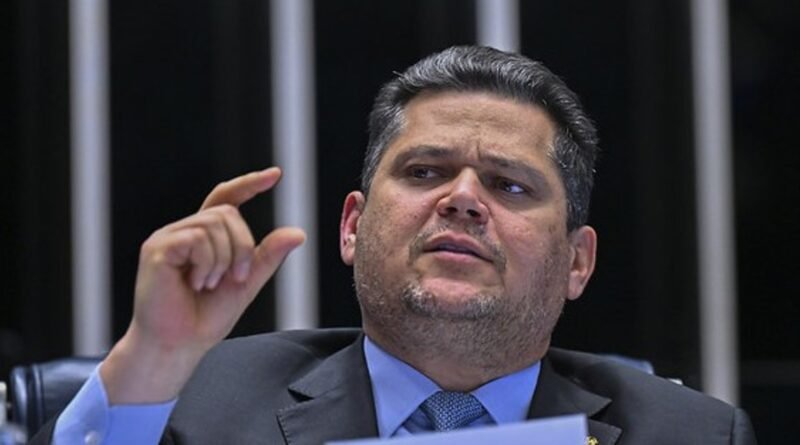 Alcolumbre se opõe à pressão para acabar com a escala 6x1 e afirma que não aceita ameaças