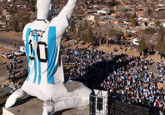 Argentinos Celebram Vaga na Final da Copa do Mundo em Cidade da Patagônia com Estátua Gigante de Messi