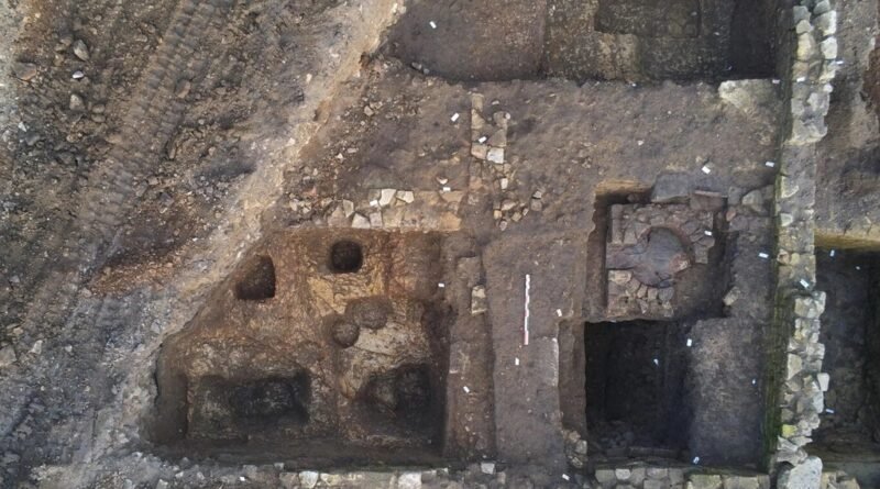 Arqueólogos na França descobrem jarro com dezenas de milhares de moedas romanas de 1.800 anos atrás