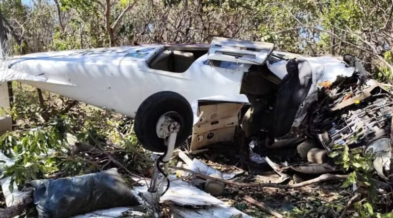 Avião pequeno cai em área rural e deixa dois mortos