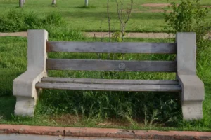 Banco é instalado na praça para uso da comunidade