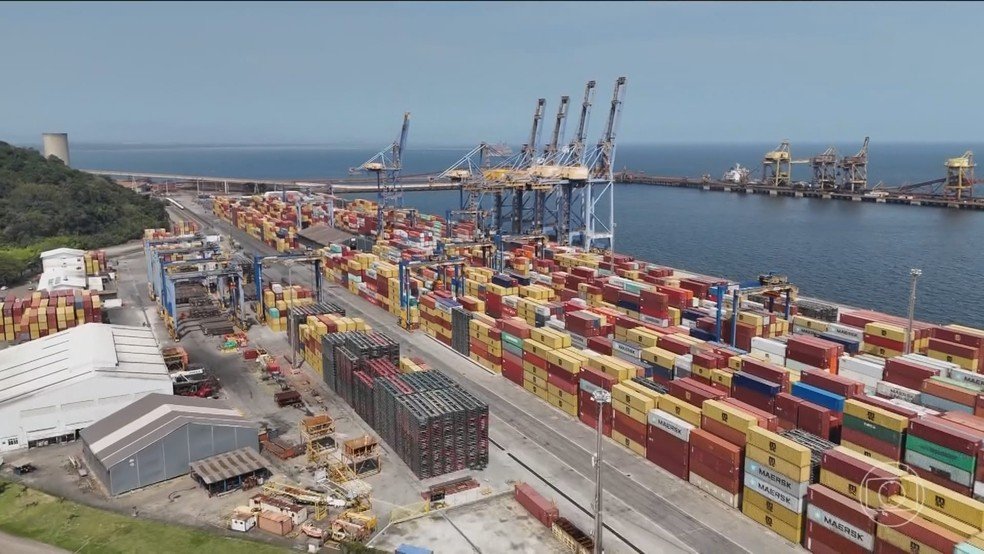 Exportações brasileiras para os EUA desabam com o tarifaço, mas vendas para outros países compensam.