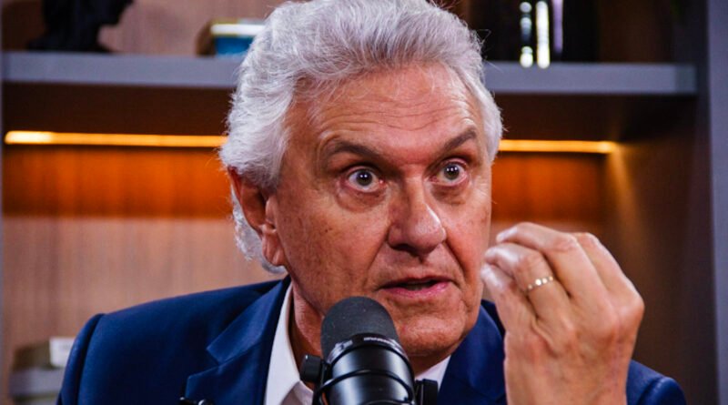 Caiado intensifica críticas a Flávio Bolsonaro durante reunião com 42 embaixadores sobre urnas eletrônicas