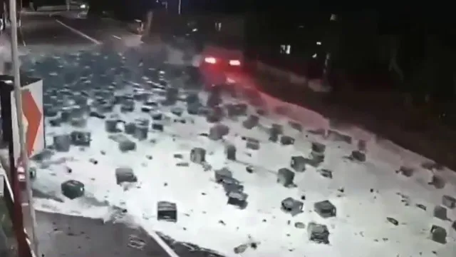 Caminhão provoca queda de 2 mil garrafas de cerveja e vídeo se torna viral