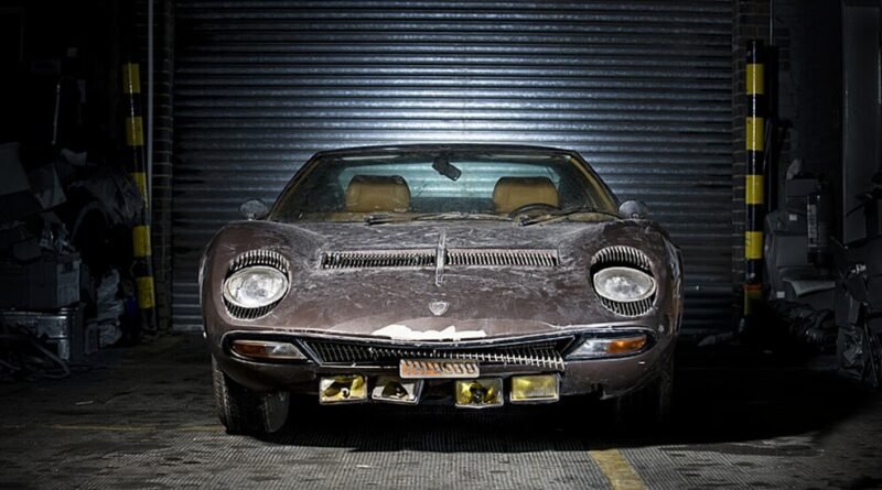 Campo abriga maior concentração de Ferraris abandonadas em local desconhecido