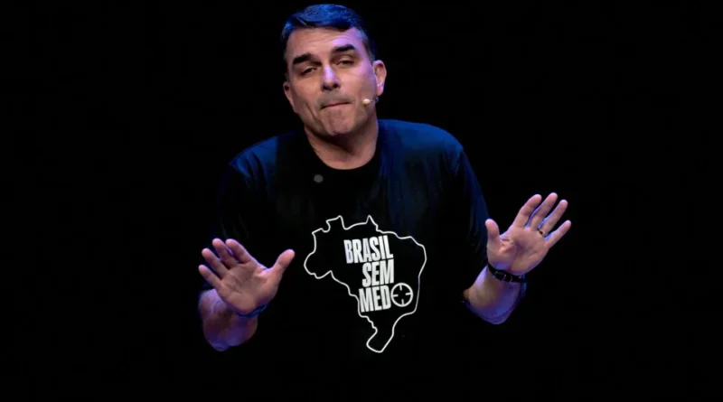 Carta a Flávio pode resultar em retorno de Bolsonaro ao regime fechado, afirmam especialistas