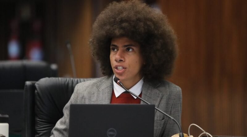 CCJ da Assembleia do Paraná aprova suspensão das prerrogativas de Renato Freitas