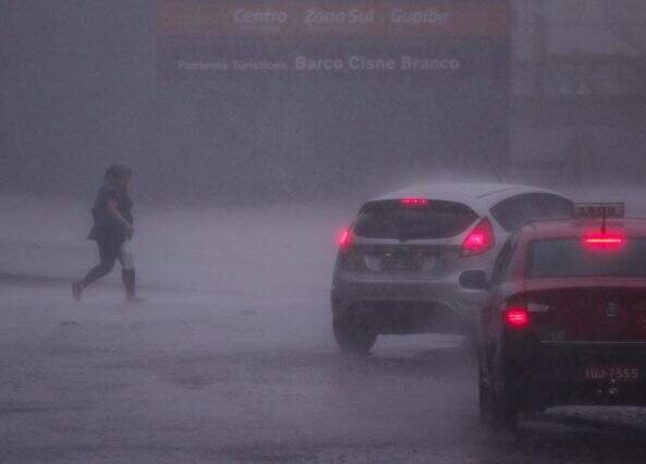 Chuva intensa persiste no RS até metade da semana com diminuição do risco de fenômenos severos