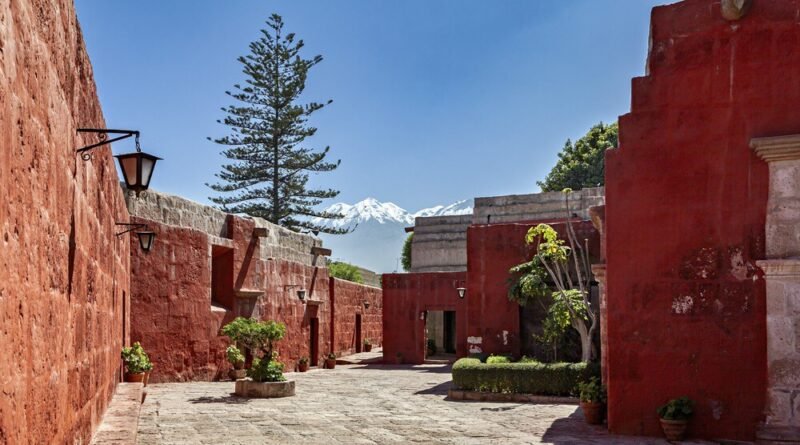 Cidade histórica no Peru é erguida com pedras vulcânicas e enfrenta riscos de vulcões ativos há séculos