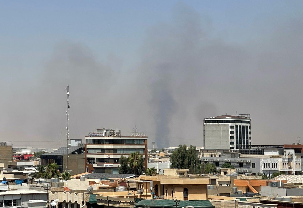 Fumaça preta sobe após explosões perto de uma base militar que abriga forças americanas na cidade de Irbil, no norte do Iraque.