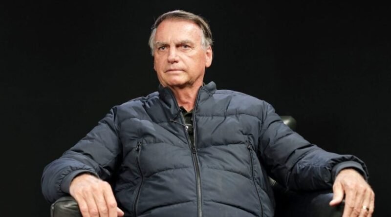 Defesa de Bolsonaro irá entregar armas à PF nesta segunda-feira