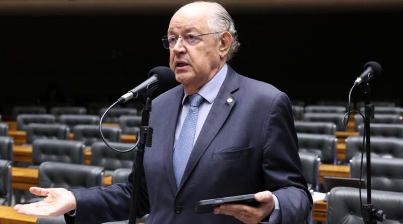 Deputado apresenta projeto para proibir atletas que atuam no exterior e técnico estrangeiro na Seleção após fracasso na Copa