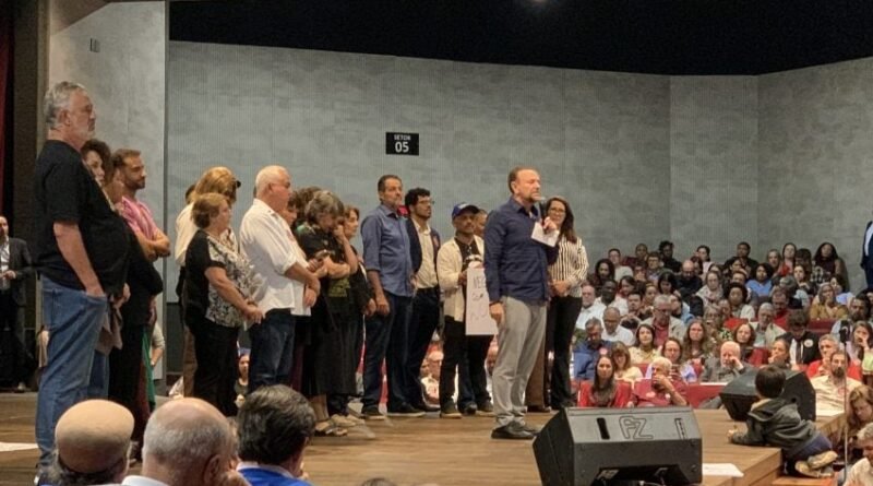 Edinho critica clã Bolsonaro por entreguismo e solicita debate nas redes sociais