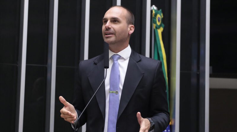Eduardo Bolsonaro é concedido green card pelo governo Trump, segundo jornal