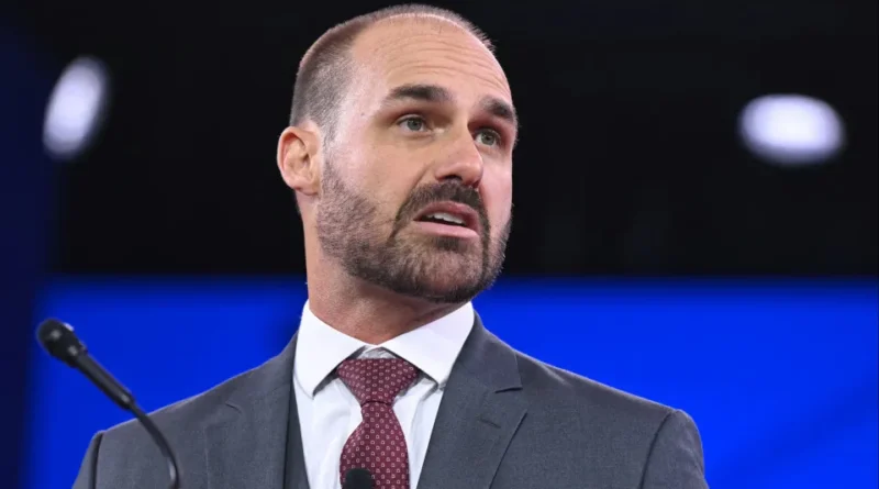 Eduardo Bolsonaro questiona credibilidade do sistema eleitoral após declaração falsa de Flávio sobre urnas