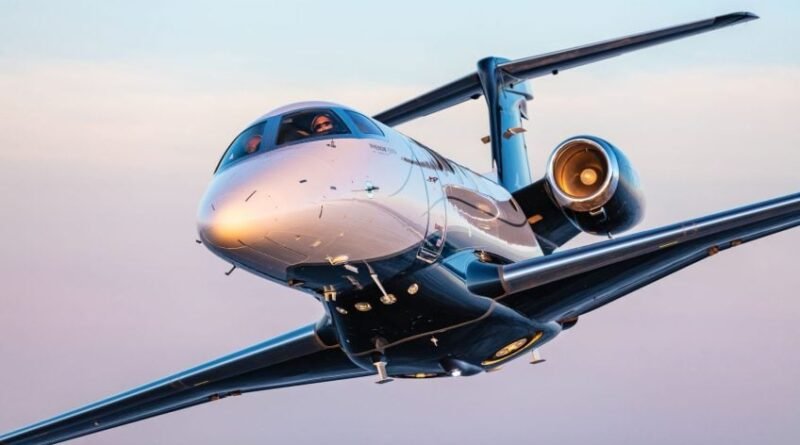 Embraer apresenta Phenom 300EV equipado com sistema de pouso automático