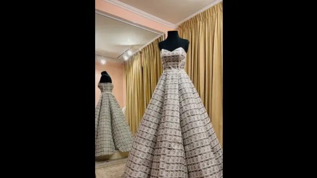 Estilista transforma figurinhas da Copa em vestido de noiva inovador