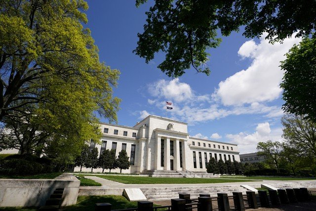 Fed mantém juros elevados e impacta economia dos EUA