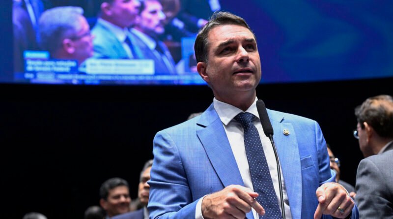 Federação União-PP considera neutralidade nas eleições, enfraquecendo suporte a Flávio Bolsonaro