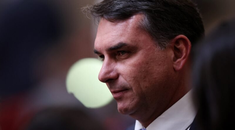 Flávio Bolsonaro afirma ser alvo de perseguição por representar ameaça ao sistema