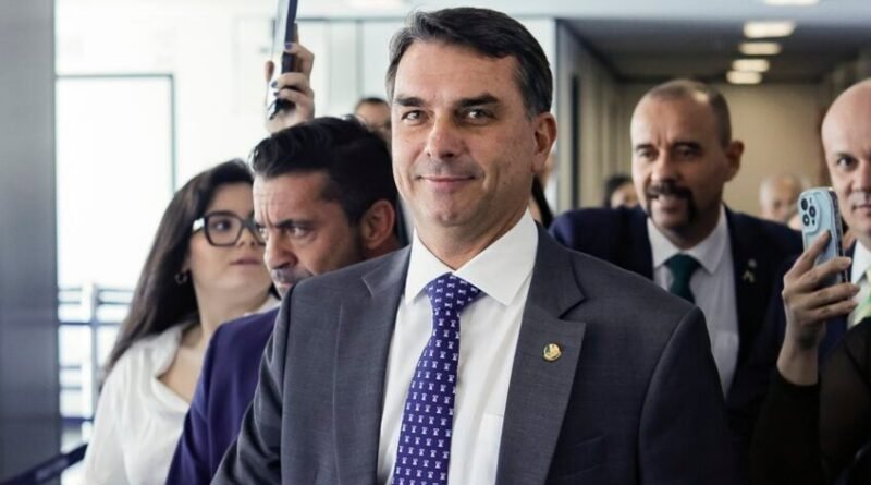 Flávio Bolsonaro anuncia formação de equipe robusta para sua campanha