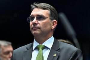 Flávio Bolsonaro busca apoio da federação nacional após apoio de União Brasil e PP em São Paulo