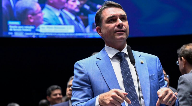 Flávio Bolsonaro critica governo Lula por falta de modernidade em live no YouTube