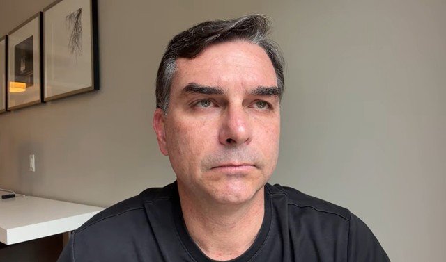 Flávio Bolsonaro critica Lula e exalta os Estados Unidos em polêmica declaração