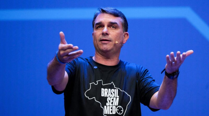 Flávio Bolsonaro dispensa segurança da PF em campanha eleitoral por receio de infiltrações