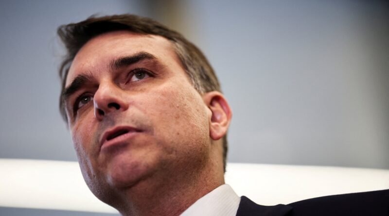 Flávio Bolsonaro não esclarece origem dos R$ 500 mil recebidos de empresa vinculada ao Banco Master