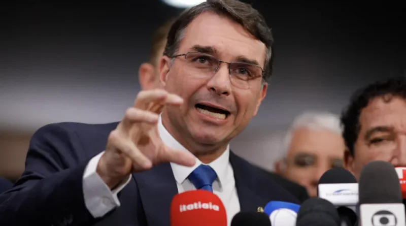 Flávio Bolsonaro replica afirmações falsas sobre urnas em encontro com diplomatas