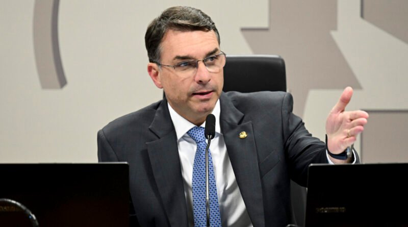 Flávio Bolsonaro se defende em inquérito e nega calúnia contra Lula