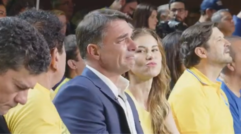 Flávio Bolsonaro se emociona com discurso de Carlos na convenção do PL