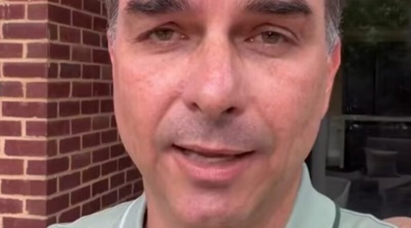 Flávio Bolsonaro viaja aos EUA para defender o Brasil contra tarifas comerciais