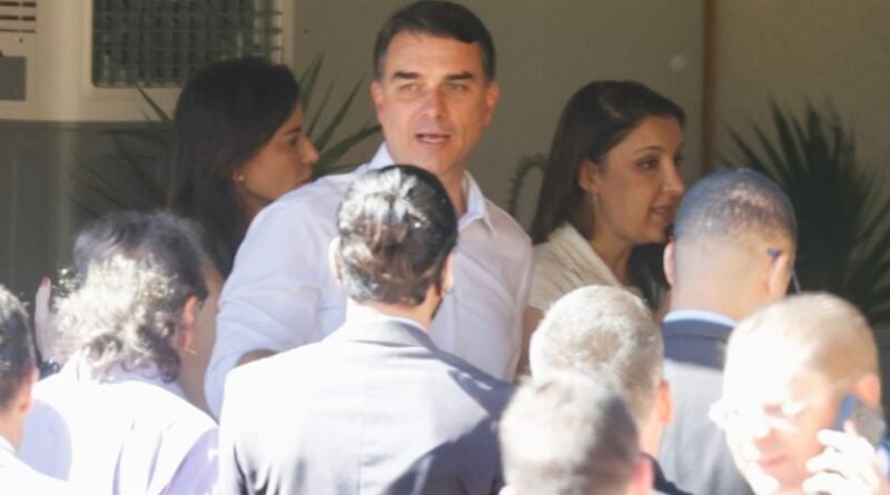 Flávio critica Michelle por comentários sobre Vorcaro