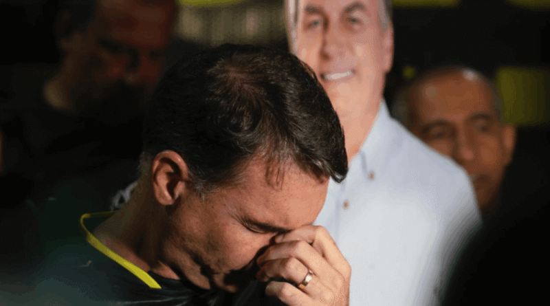 Flávio lê carta do ex-presidente Jair Bolsonaro em transmissão ao vivo