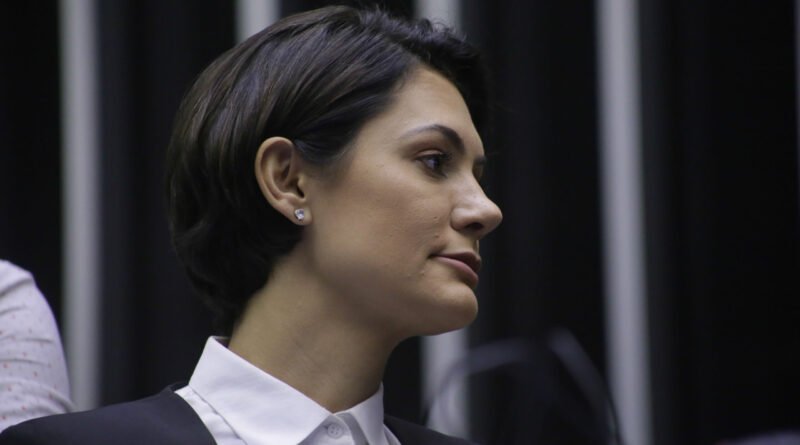 Flávio rebuta afirmação de Michelle sobre suposta presença em festa financiada por Vorcaro